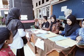 Sekolah di Mataram diminta bantu seragam bagi siswa tidak mampu