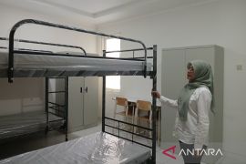 Siswa  dan guru Sekolah Rakyat dilakukan tes kesehatan