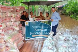 CMI dan DIB salurkan 1.500 paket sembako untuk korban banjir di Sandai Ketapang