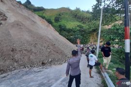 Akses jalur Selatan Gorontalo terputus akibat tanah longsor