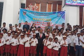 Bupati Paniai lepas 96 peserta didik menempuh pendidikan di Jakarta