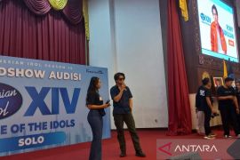 Rony Parulian hibur peserta audisi Indonesian Idol XIV di Solo