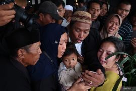 Keluarga korban KMP Tunu Pratama Jaya