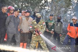 Tim gabungan Kubu Raya memadamkan karhutla di dua kecamatan