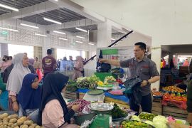 Lakukan edukasi, DLH Maluku bagikan kantong sampah ke pedagang kampanyekan pasar bersih