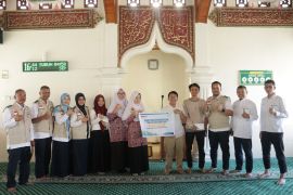 Hadir untuk rakyat, PLN berikan beasiswa pada siswa berprestasi di Bukittinggi