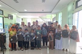 Kemenag Belitung bagikan ratusan perlengkapan sekolah untuk anak yatim