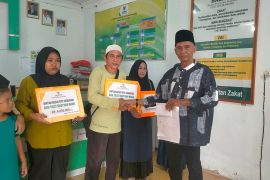 Baznas Kota Singkawang bantu toilet sehat dan pendidikan untuk mustahik