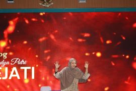 Tersentuh penampilan monolog "Ibu", Rektor UMSU beri beasiswa kepada Mutiara Pramudya Putri