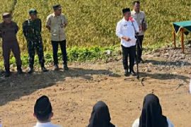 Bupati Karawang lantik puluhan pejabat di sekitar areal persawahan