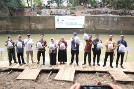 Pemkot Cirebon menebar 5.980 benih ikan untuk menjaga ekosistem perairan