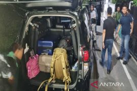 Tiga koper barang bukti dibawa KPK dari rumah Kadis PUPR Mandailing Natal