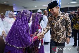 Gubernur sambut kedatangan jamaah haji asal Sultra di Bandara Haluoleo