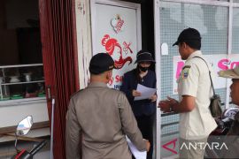 Satpol PP Bekasi sosialisasi SP2 pemilik bangli Kampung Pulo Babelan