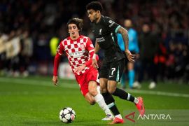 Arne Slot tak mainkan Luis Diaz karena spekulasi transfer