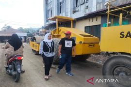 Sekda dan Kadis PUPR Madina tinjau pengaspalan jalan keliling pasar lama Panyabungan