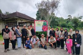 Mahasiswa KKN UIN pasang plang rafflesia Tuan-mudae di Agam