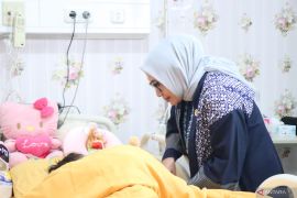 Menteri Arifah kembali jenguk anak korban kekerasan