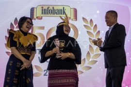 Dirkeu Perum LKBN Antara terima penghargaan