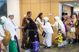 Wakil Wali Kota Kupang menyambut 140 jamaah haji di Bandara El Tari