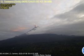 Gunung Semeru kembali erupsi dengan tinggi letusan capai 600 meter