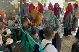 Tradisi Hari Asyura, Ketua TP PKK HSU usapkan minyak rambut ke kepala anak yatim