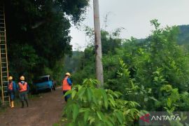 PLN Baturaja pulihkan jaringan listrik pascalongsor