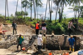 Usai banjir bandang, Semen Padang bantu 100 zak untuk perbaikan irigasi di Rambatan