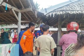 Basarnas sisir wisatawan terseret ombak di Karangseke Lebak, Banten