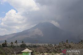Gunung Lewotobi kembali erupsi dengan ketinggian 18.000 meter