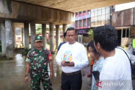 Tinjau banjir di Cililitan, Munjirin: Tunggu "sheet pile" selesai