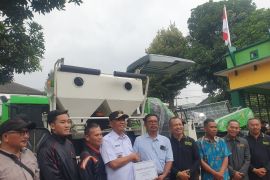 Pemkab Tulungagung salurkan bantuan alsintan untuk tiga kelompok tani