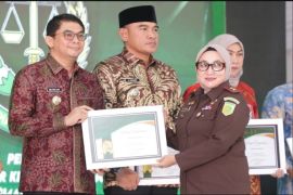 Bupati Tanah Bumbu terima penghargaan dari Kejati Kalsel