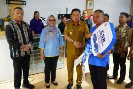 Pemkot Ambon serahkan mobil CSR PT. BM-Malut dukung akses pendidikan di Hukurila