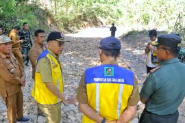 Pemkab Simalungun bangun jalan desa terpencil, buka akses wisata Danau Toba