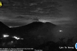 Raung alami erupsi dua kali dengan tinggi letusan hingga 1 km