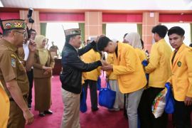 Gubernur Kalteng bekali mahasiswa KKN dengan bantuan sembako