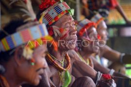 Upacara adat memperingati kematian di Mentawai Page 3 Small