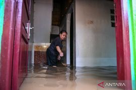 Selasa pagi, sebanyak 35 RT di Jakarta masih tergenang