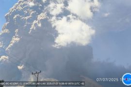 Gunung Lewotobi Laki-laki erupsi sekali pada Selasa malam