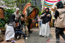 Liburan edukatif di Bandung, Dilophosaurus raksasa hadir di Jurassic Java PVJ