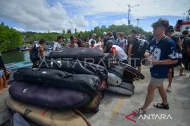 Mentawai perketat pengawasan pariwisata surfing Page 1 Small