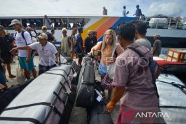 Mentawai perketat pengawasan pariwisata surfing Page 2 Small