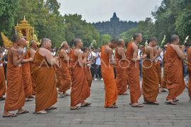 Perayaan Asalha Mahapuja di Borobudur - Foto