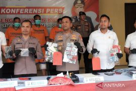 Polisi amankan tiga pelaku pembobolan rekening lewat ATM di Sidoarjo