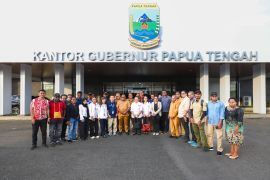 Gubernur Papua Tengah minta wartawan kreatif menghasilkan karya menarik