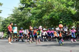 Latihan bersama sepatu roda di Madiun