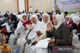 355 haji Kloter 22 Debarkasi  Medan tiba di tanah air