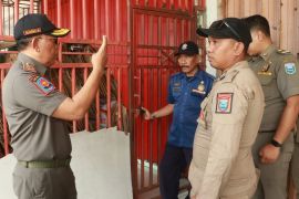 Satgas Probolinggo tutup toko dan gudang penyimpanan minuman keras