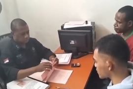 Anggota Polisi penjual amunisi diserahkan ke jaksa di Wamena